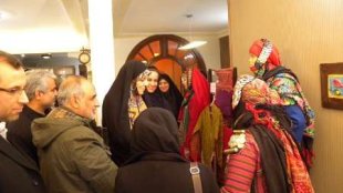 بازدید معاون رئیس جمهوری از نمایشگاه لباسهای سنتی اقوام ایرانی در مشهد