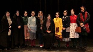 معاون رئیس جمهور به تماشای تئاتر خانه ای در انتهای خیابان بهار نشست.