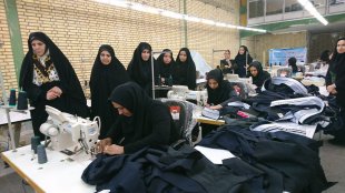 معاون رئیس جمهوری در امور زنان و خانواده روز شنبه از سه واحد تولیدی در شهرک صنعتی شماره 4 اهواز دیدن کرد.