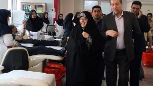 اهداء خون معاون رییس جمهور به زلزله زدگان غرب کشور
