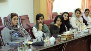 دیدار و گفتگو با دختران دانش‌آموز شین‌آبادی و والدین و وکیل‌شان