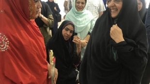 بازدید معصومه ابتکار از نمایشگاه سوزن‌ دوزی‌ دختران مهتاب