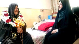 معصومه ابتکار به دیدار مادر شهیدان بارفروش در کاشان رفت