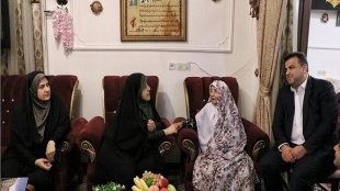 تکریم معاون رئیس جمهور از مادر شهیدان «کلانتری» در ساری+ تصاویر