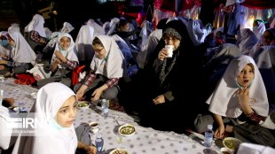 گزارش تصویری نشست صمیمانه با جمعی از دختران دانش‌آموز روزه اولی