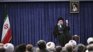 قتل زن مسلمان در مقابل چشم دادگاه/ شیوه رفتار غرب با زن اینجور است