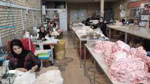 بازدید از کارگاه‌های اشتغال‌زایی پوشاک بانوان/ ضرورت تامین مسکن زنان سرپرست خانوار