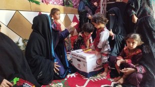 اهدای بسته‌های لبخند مادری به مادران باردار و شیرده روستای گِرَهوِن بشاگرد