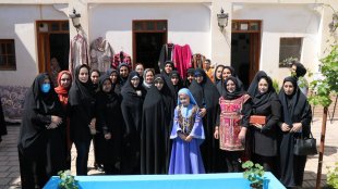 بازدید از نمایشگاه دستاوردهای بانوان استان / و دیدار چهره به چهره با هنرمندان خانه تاریخی تدین سمنان
