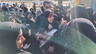 استقبال گرم بانوان و اهالی روستای تاتار از توابع بخش مرکزی بجنورد از زهرا بهروز آذر معاون رییس‌جمهور