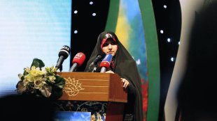 معاون رئیس‌جمهور در جمع مادران و همسران شهدا: «امیدوارم همهٔ فرزندان ایران، شبیه فرزندان شما عاشق ایران باشند»