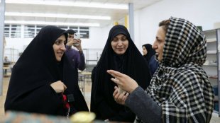 5-4/بازدید معاون رئیس‌جمهور از مرکز کارآفرینی پارچه‌بافی در بوشهر
