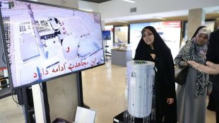 بازدید معاون رئیس‌جمهور از نمایشگاه دستاوردهای صنعت هسته‌ای
