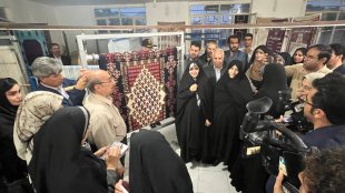در جریان سفر به شهرستان هرسین انجام شد؛ بازدید معاون رئیس‌جمهور در امور زنان و خانواده رئیس‌جمهور از کارگاه‌های گلیم‌بافی
