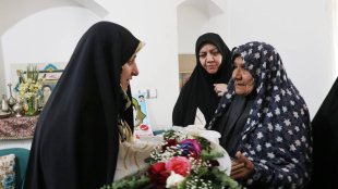 در ادامه سفر به خراسان جنوبی انجام شد؛ دیدار معاون رئیس‌جمهور با مادر شهید عیدمحمد هادی