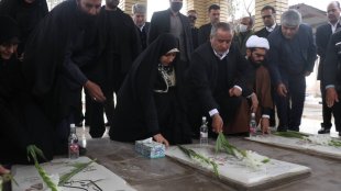 گزارش تصویری ادای احترام معاون رئیس‌جمهور در امور زنان و خانواده به مقام شهدا در بدو ورود به استان خراسان جنوبی