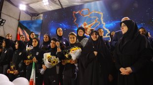 مراسم استقبال مردمی از تیم ملی فوتبال بانوان ایران در میدان ولیعصر (عج) با حضور پرشور مردم و زهرا بهروزآذر معاون رئیس‌جمهور در امور زنان و خانواده و فاطمه مهاجرانی سخنگوی دولت