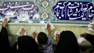 گزارش تصویری غبارروبی حرم مطهر حضرت فاطمه معصومه (س) توسط خانواده شهدای مدرسه شجره طیبه میناب با حضور معاون رئیس‌جمهور در امور زنان و خانواده 