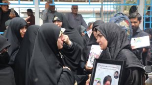 گزارش تصویری آیین استقبال از خانواده معظم شهدای مدرسه شجره طیبه میناب با حضور معاون رئیس‌جمهور در امور زنان و خانواده در ایستگاه راه‌آهن قم
